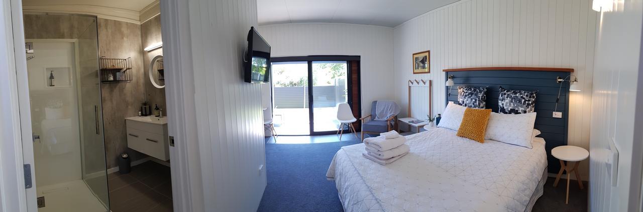 Admiral Waters Bed & Breakfast Cooks Beach Exterior photo